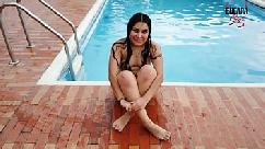 Puta colombiana se masturba a la orilla de la piscina de su jefe